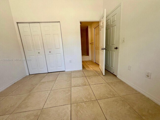 Building Photo - 3824 SW 48th Ave