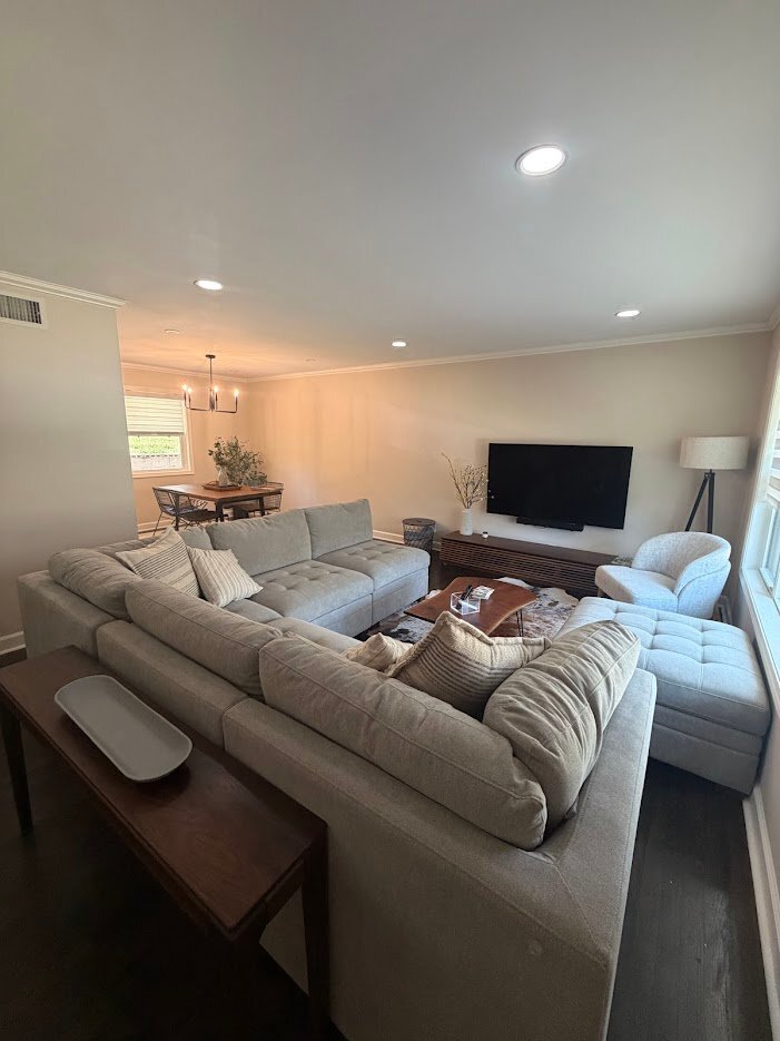 Building Photo - 3737 Lakeshore Dr