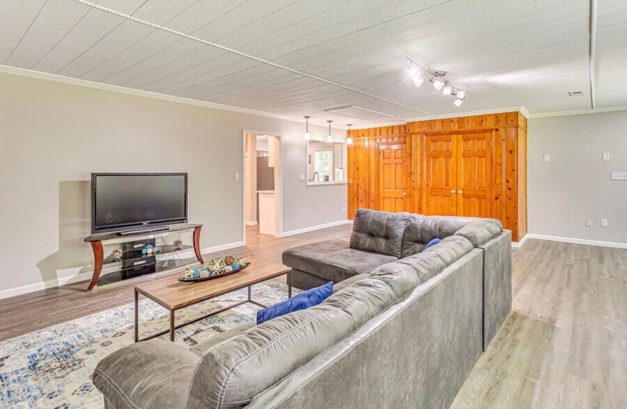 Building Photo - 208 E Columbus St