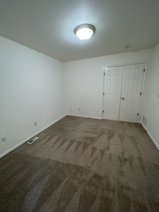 Building Photo - Beautiful 4 Bedroom Eagle River Home!