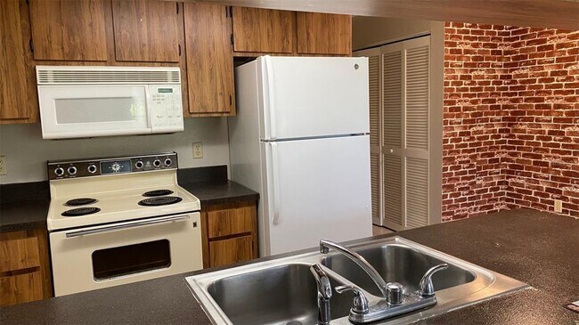 Building Photo - 7846 Royal Hart Dr