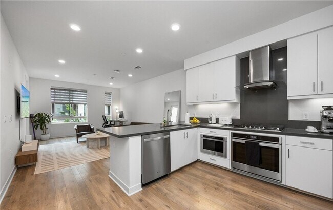 Building Photo - 2424 Nolita