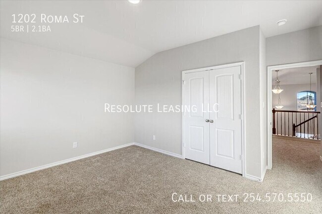Building Photo - 1202 Roma St