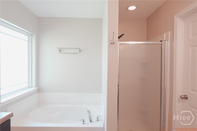 Building Photo - 260 Summer Hill Way