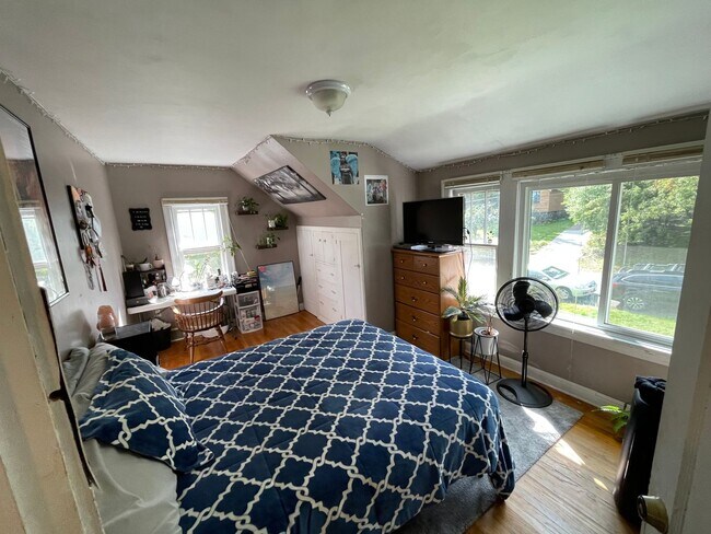Building Photo - Duluth MN - 6 Bed - 3 Bath - Single Family...