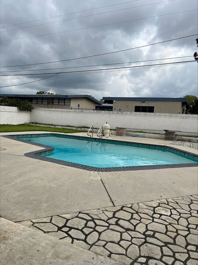 Building Photo - 3-bedrooms 2-bathrooms House for rent in Covina