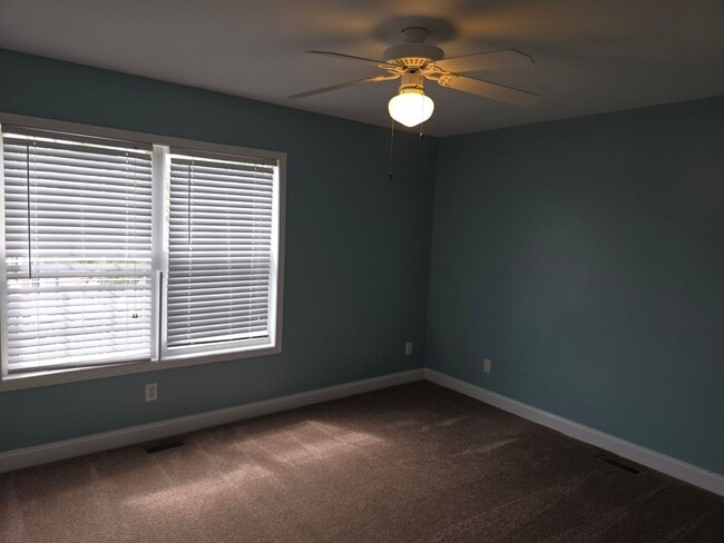 Building Photo - 3 bedroom 3 bath townhouse with one car ga...