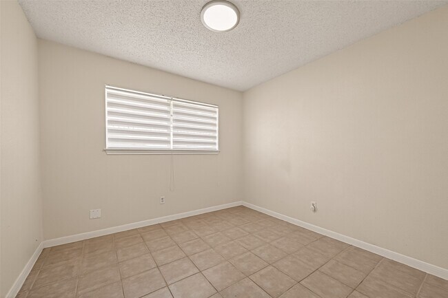 Building Photo - 11535 Bellspring Dr