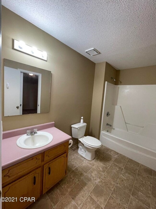 Building Photo - Spacious 3/1 Brick Home in a Low-Traffic c...