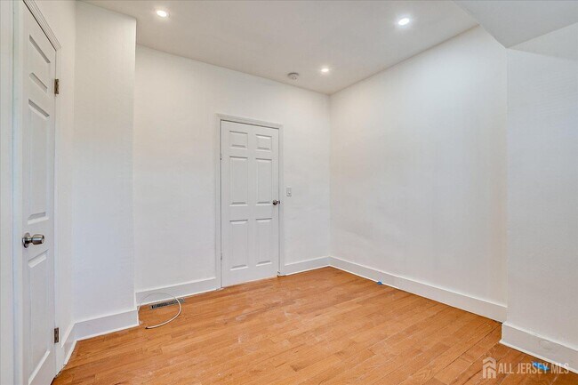 Building Photo - 385 Pierson Ave