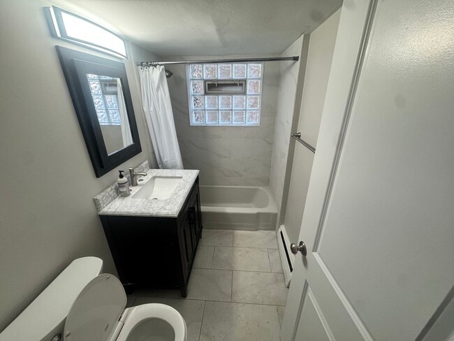 Building Photo - Warren Ave (A+B Units)