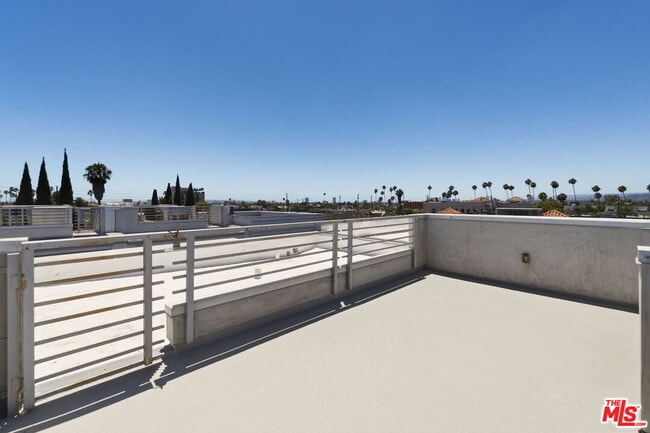 Building Photo - 6021 W Beachwood Ln