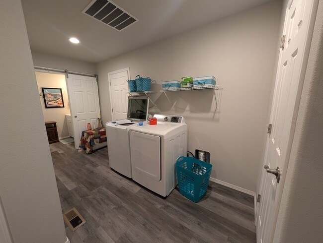 Building Photo - Lovely Furnished Apartment in the Clarkston Heights