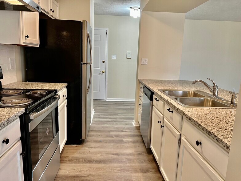 Kitchen (granite countertops, stainless appliances, ceramic tile backsplash) - 9373 Manowar Ct