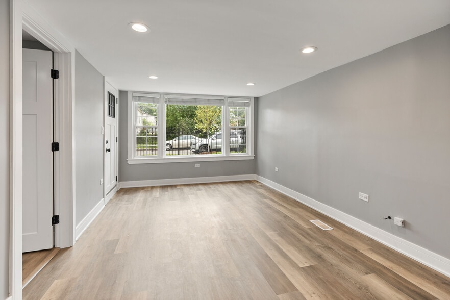 Building Photo - 4624 N Springfield Ave