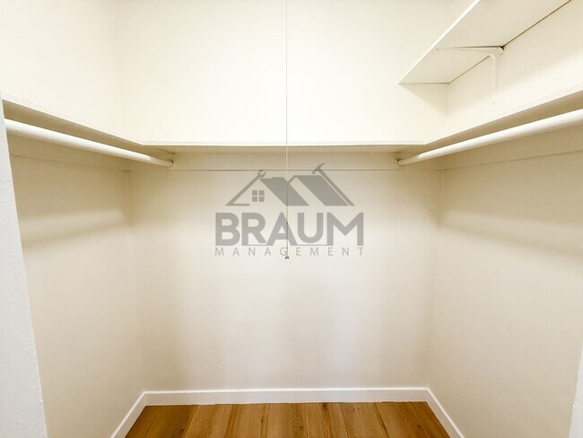 Building Photo - 13129 Oxnard St