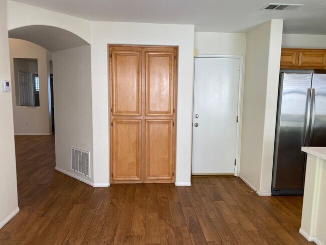 Building Photo - Gorgeous Single Family House - Available June 2026!