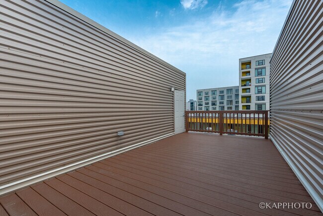 Building Photo - 468 W Elm St