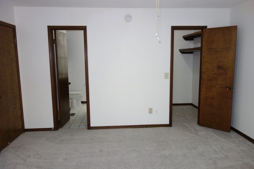 2nd bedroom with shared bathroom access on left and walk-in closet on right - 3324 E 73rd St
