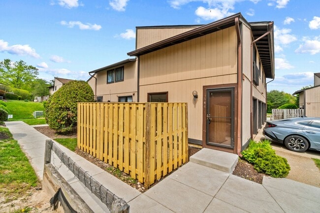 Building Photo - Condo in Woodside Square. 3Br / 1Ba Renovated. Garage.