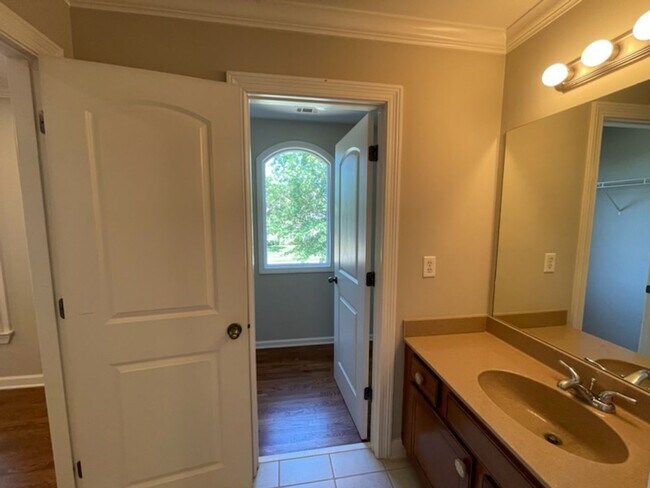 Building Photo - Luxurious home in Collierville with an ing...