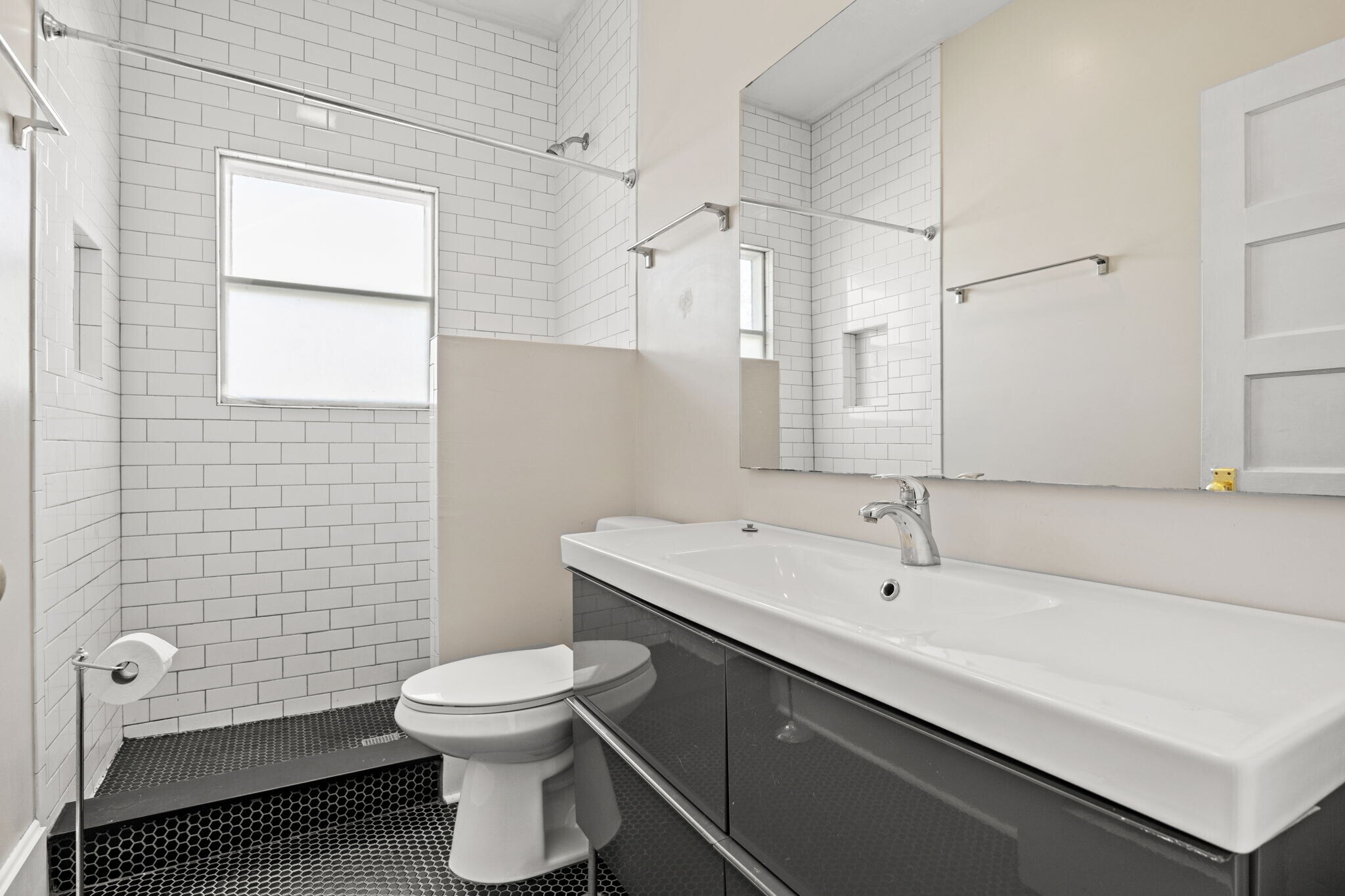 Building Photo - 1334 N Laura St