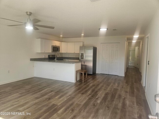 Building Photo - 840 W 10th St