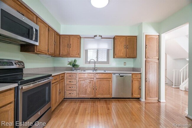 Building Photo - 1237 Oakwood Ct