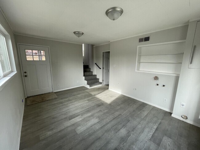 Building Photo - 5979 Meadow Ln