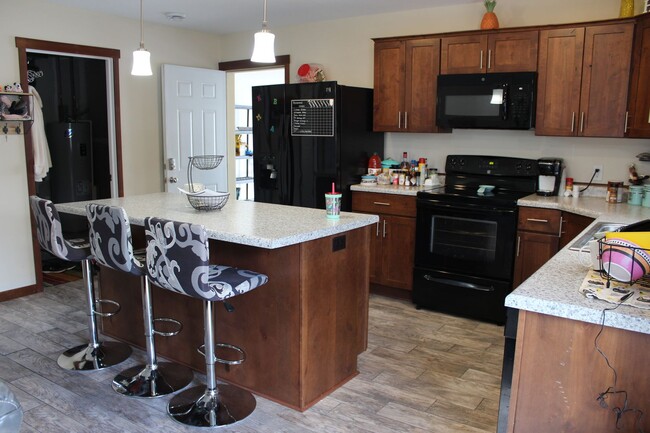 Building Photo - Single Family Home