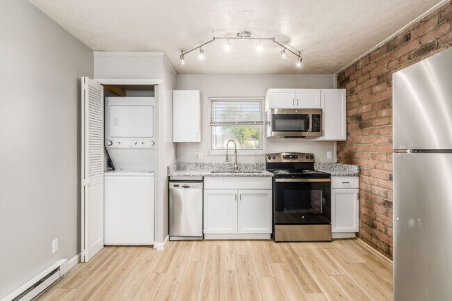 Building Photo - FREE 1 Month Rent! Renovated 2BR Near Children’s Hospital & German Village