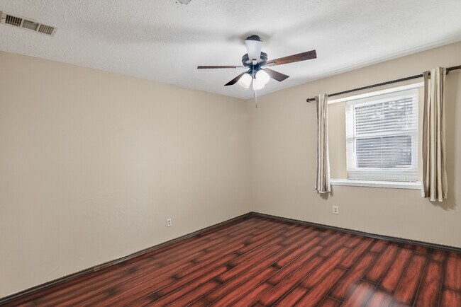 Building Photo - 127 Sagewood Dr