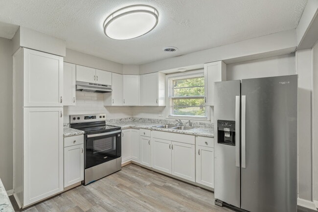 Building Photo - 3040 Woodbine Ave