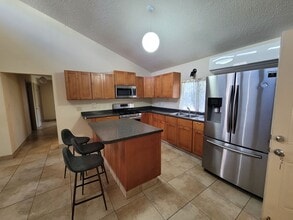 Building Photo - Great price for this 3 Bedroom 1.5 Bathroo...