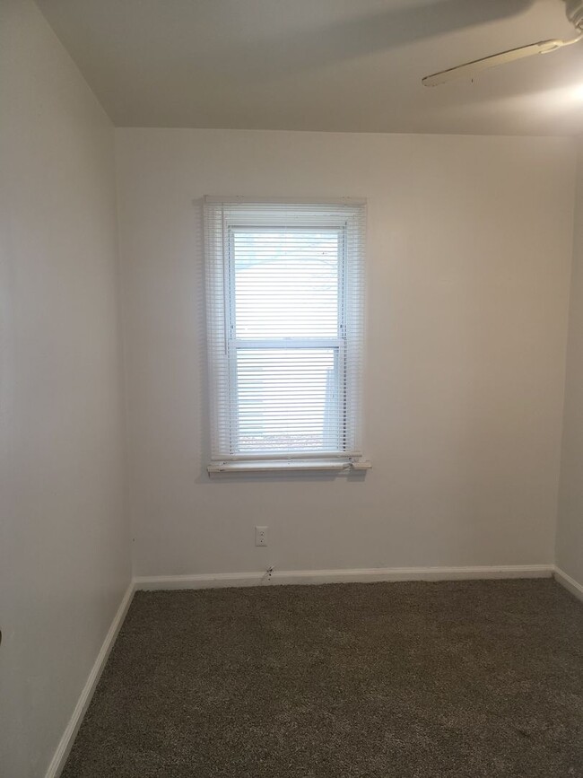 Building Photo - 3 bedroom Eastpointe $1200