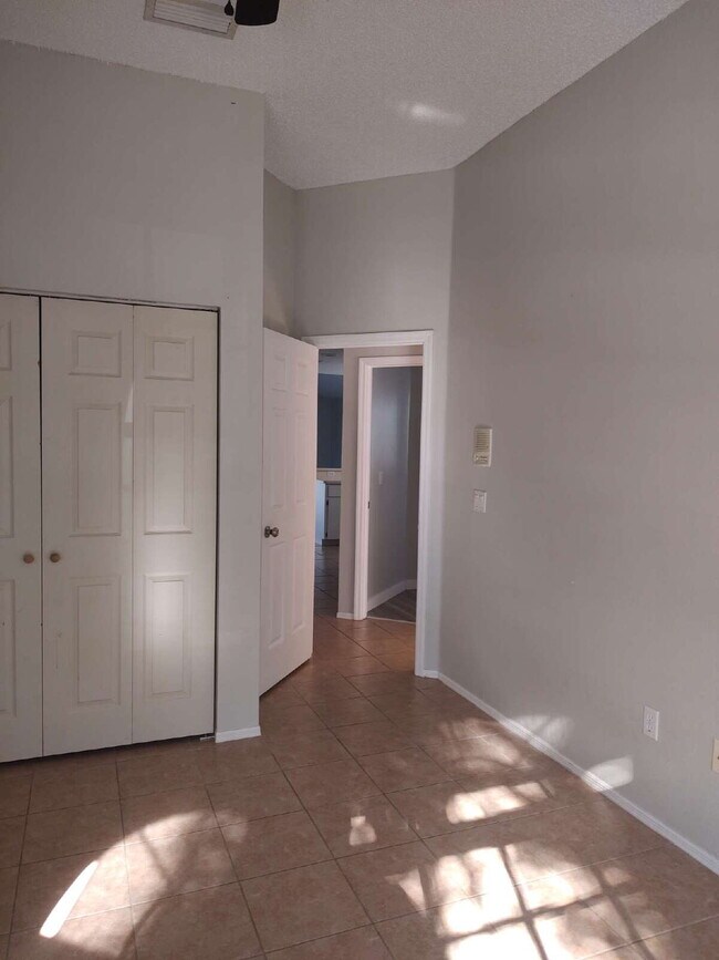 Building Photo - "Spacious 1732 Sq Ft 3-Bed, 2 Baths, in Tarpon Springs!"