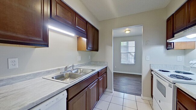 Building Photo - Desirable 2 beds/1.5 bath, first floor uni...