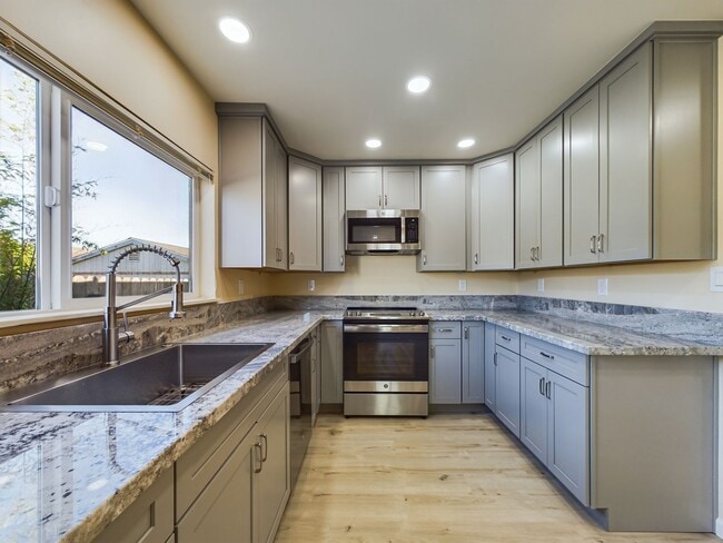 Building Photo - Modern 3BD/ABA duplex home features high-e...