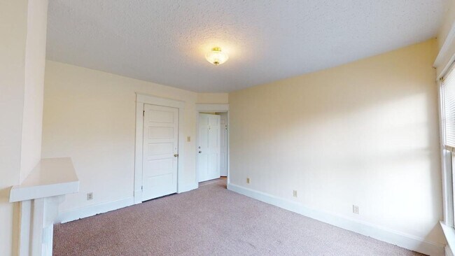 Building Photo - SPACIOUS Single Family House AVAILABLE Fal...