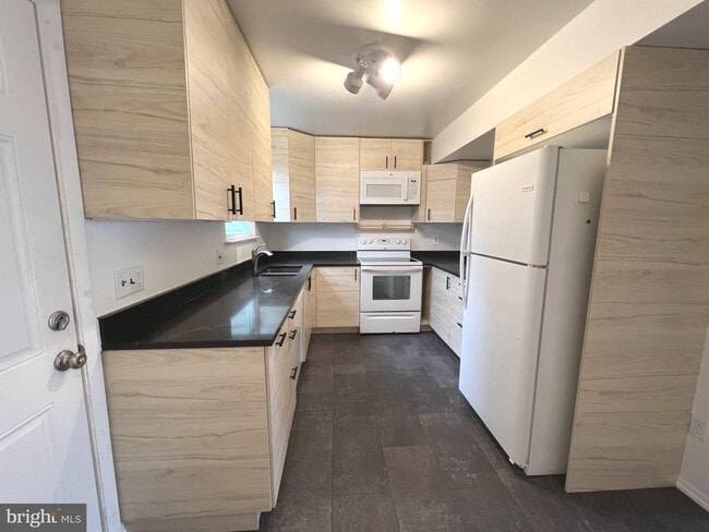 Building Photo - Beautiful 2bd 1.5bth townhome in Elvaton Towne Condo Community