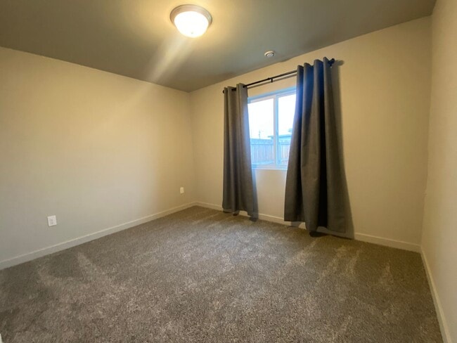 Building Photo - Modern 3 Bedroom, 2 Bathroom Townhouse for...