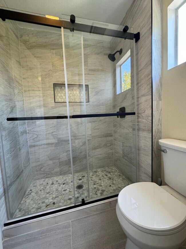 Building Photo - Beautiful 2 Story, 2 Bedroom plus Large Lo...