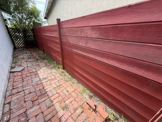 Building Photo - Cardiff 3 br one level large yard pet OK  house TEXT 760-815-3696