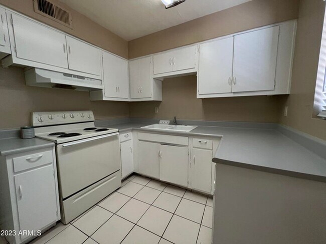 Building Photo - Apply Here https://realty480.appfolio.com/listings