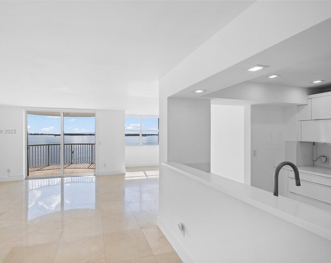 Building Photo - 1420 Brickell Bay Dr