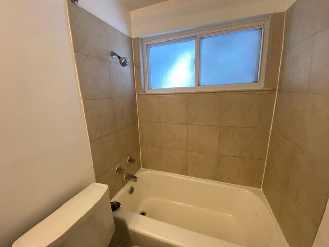 Building Photo - Simply Adorable Two Bedroom Apartment right near Denver University