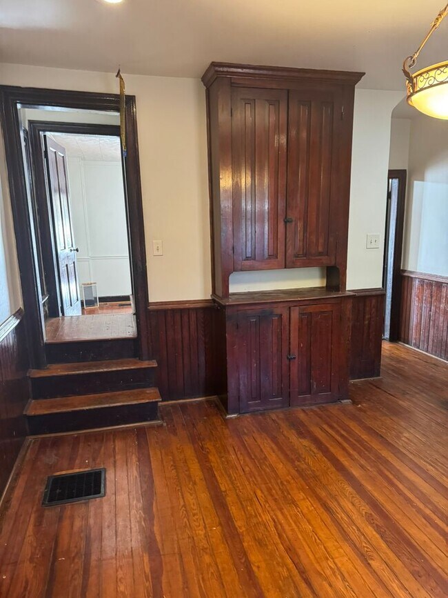 Building Photo - 4 bedroom, 1 bath, 3 story half double house