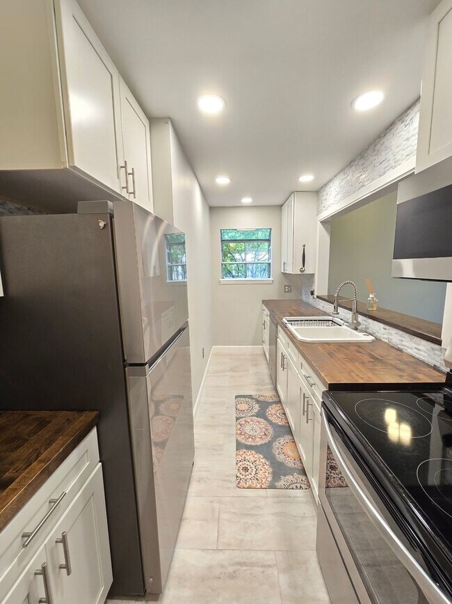 Building Photo - Located in desirable College Acres/Hillsdale area of Wilmington