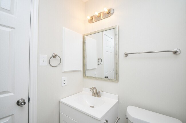 Building Photo - 139 Skycrest Dr