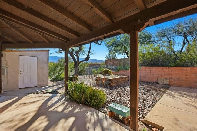 Building Photo - 770 N Lazy J Wy